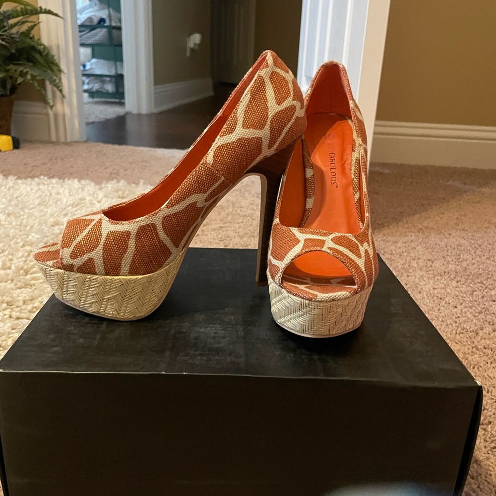 Open toe pumps in giraffe print